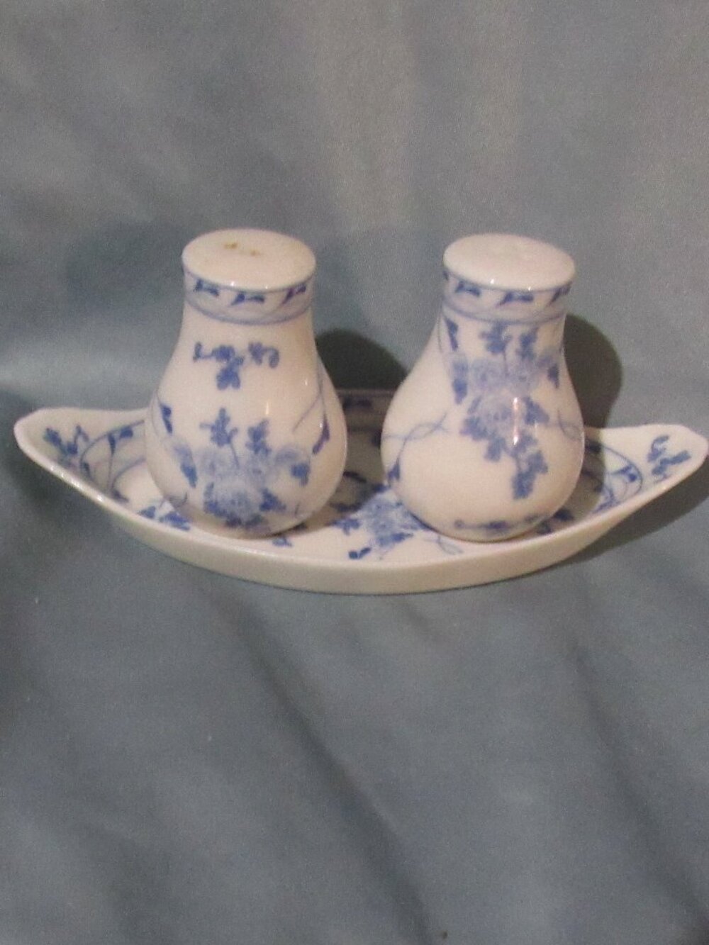 Skye Mcghie Rose Brocade Salt and Pepper Shakers with Under Tray Y839